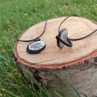 Betonové náhrdelníky odlité v černém lůžku I