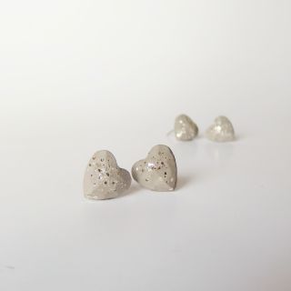 Betonové náušničky se třpytkami