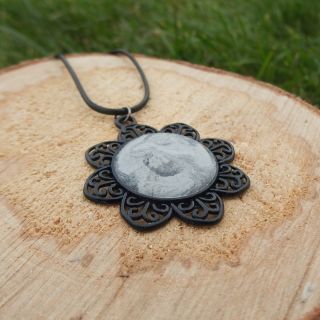 Betonové náhrdelníky odlité v černém lůžku II